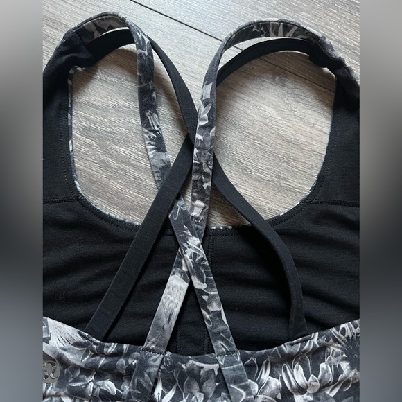 Lululemon Floral Patterned Black & White Energy Bra Size 4 - Picture 6 of 8